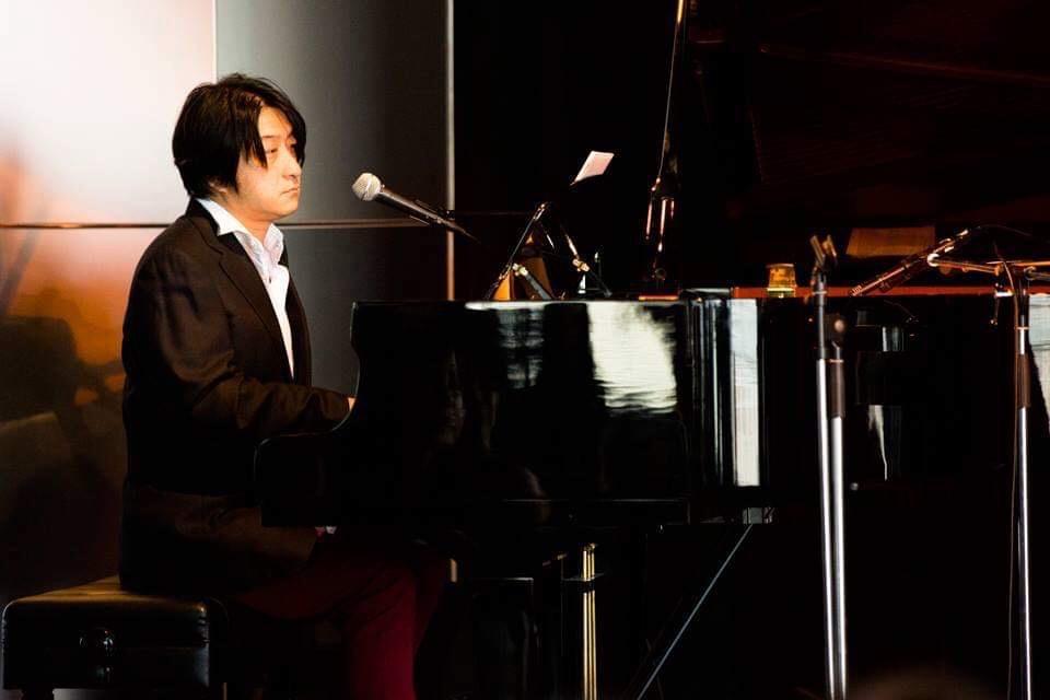 ステージのグランドピアノで演奏する乃舞