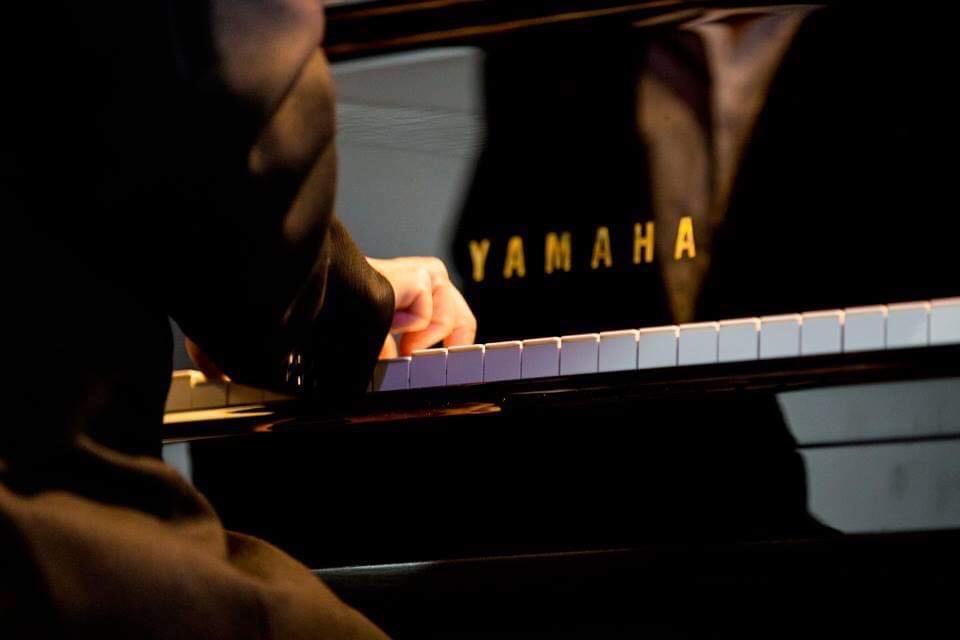 YAMAHAのピアノを弾く手元